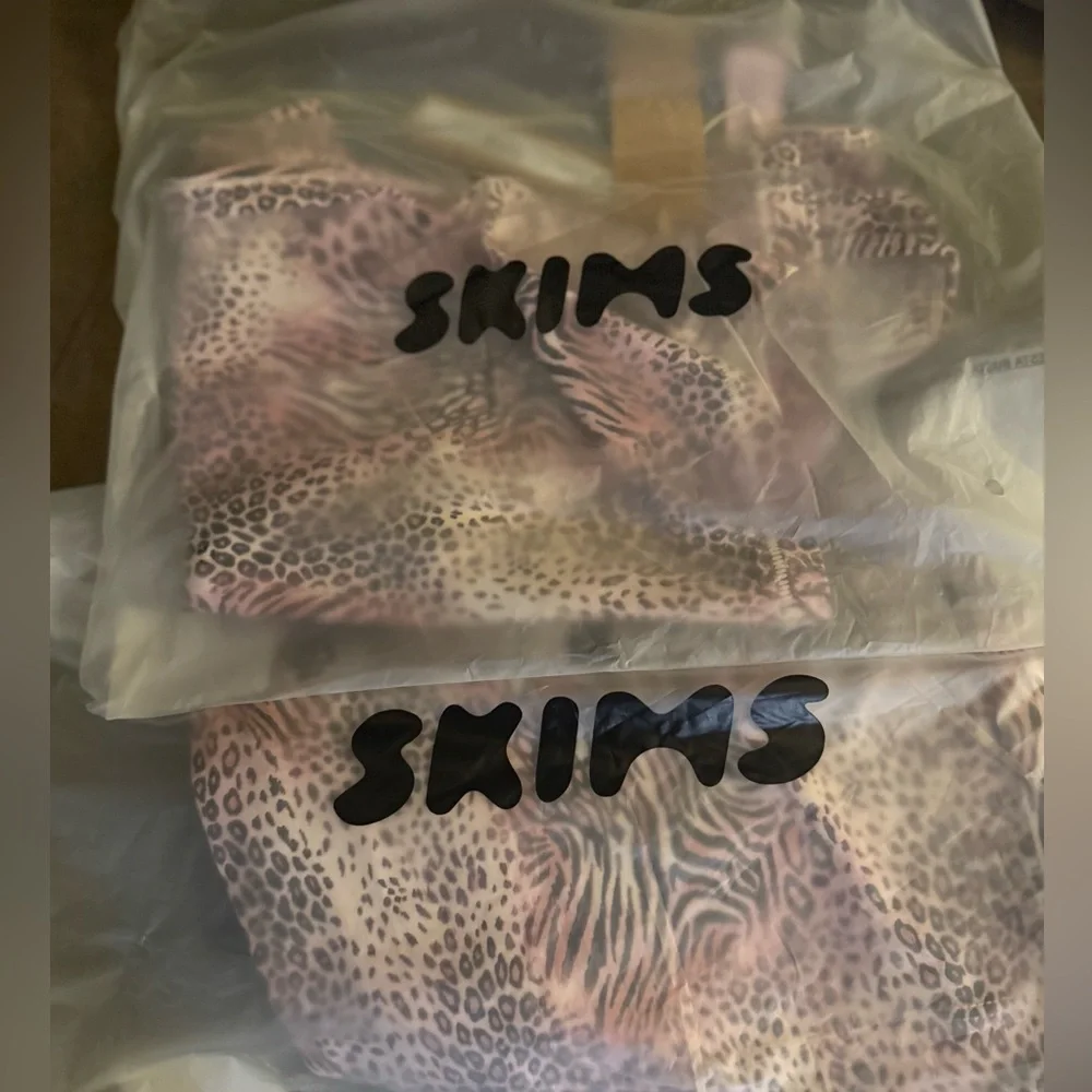 NWT SKIMS Sleepwear Set Tank/Pants Bloom in Mini Multi Animal - Picture 9 of 11